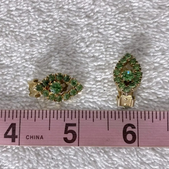 Vintage Gold Tone W Green Gems Clip On  Earrings Costume Jewelry - Picture 6 of 6